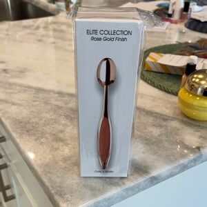 Artis Oval Brush Set with Silver Accents